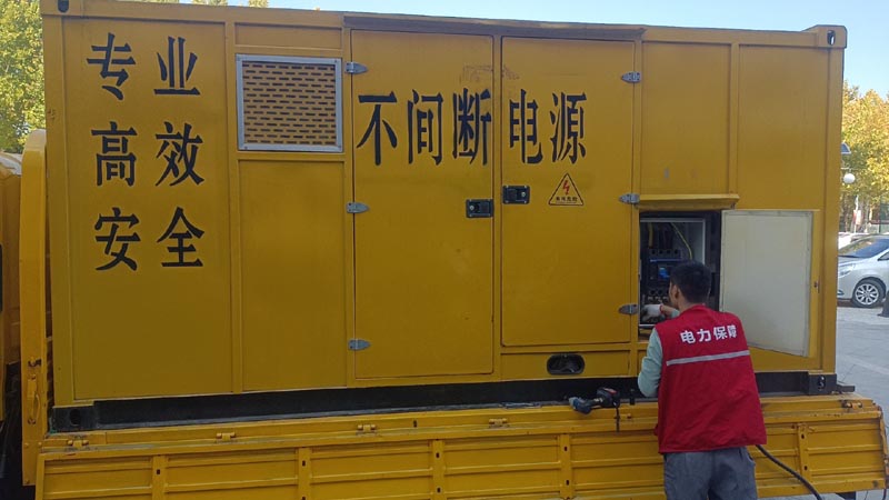 且末柴油发电机组和UPS电源配合使用时，如何避免切换过程中的电力中断？